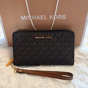 NWT Michael Kors Jet Set Signature Logo Smartphone Wristlet/Wallet